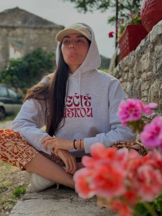 Druhý dizajn je tuuuuuuu kamošiiii :))) tešim sa tešim 🥰 Vpredu nápis vidíte, vzadu 9 srdiečok s napísom láska (dosť haluz...