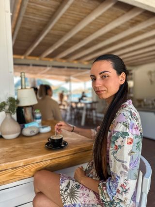 BALI BALIUJE A JÓGA JÓGUJE 🧘🏽‍♀️ Opäť… Jemná yin jóga, ktorá na prvý pohľad vyzerá, ako by som sa len válala ne zemi a...